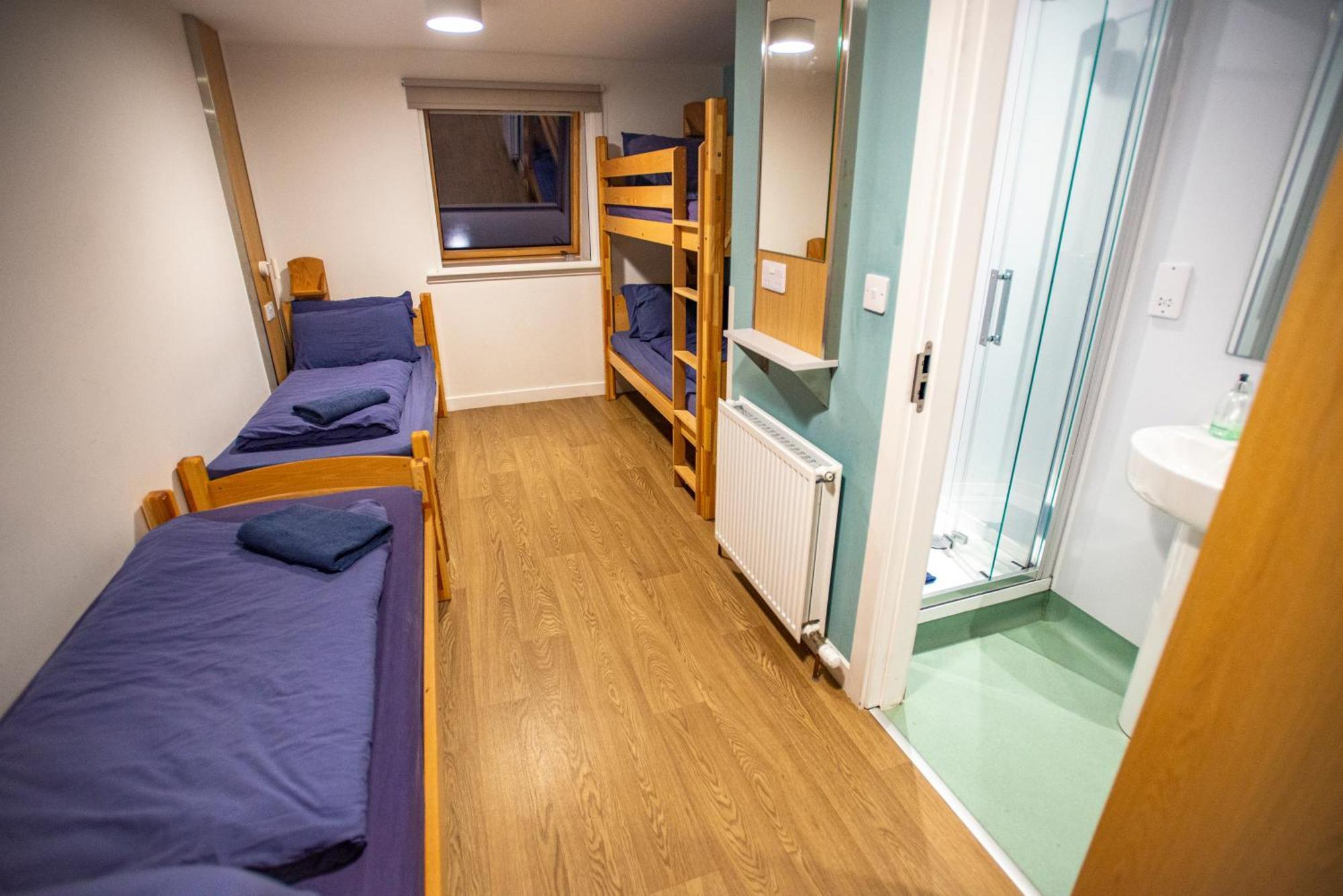 Glen Nevis Youth Hostel Форт-Уильям Экстерьер фото A typical room at the hostel
