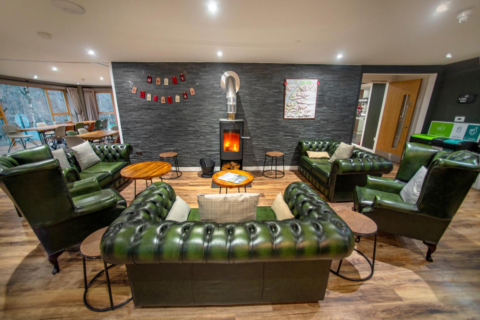 Glen Nevis Youth Hostel Форт-Уильям Экстерьер фото The lounge at the station
