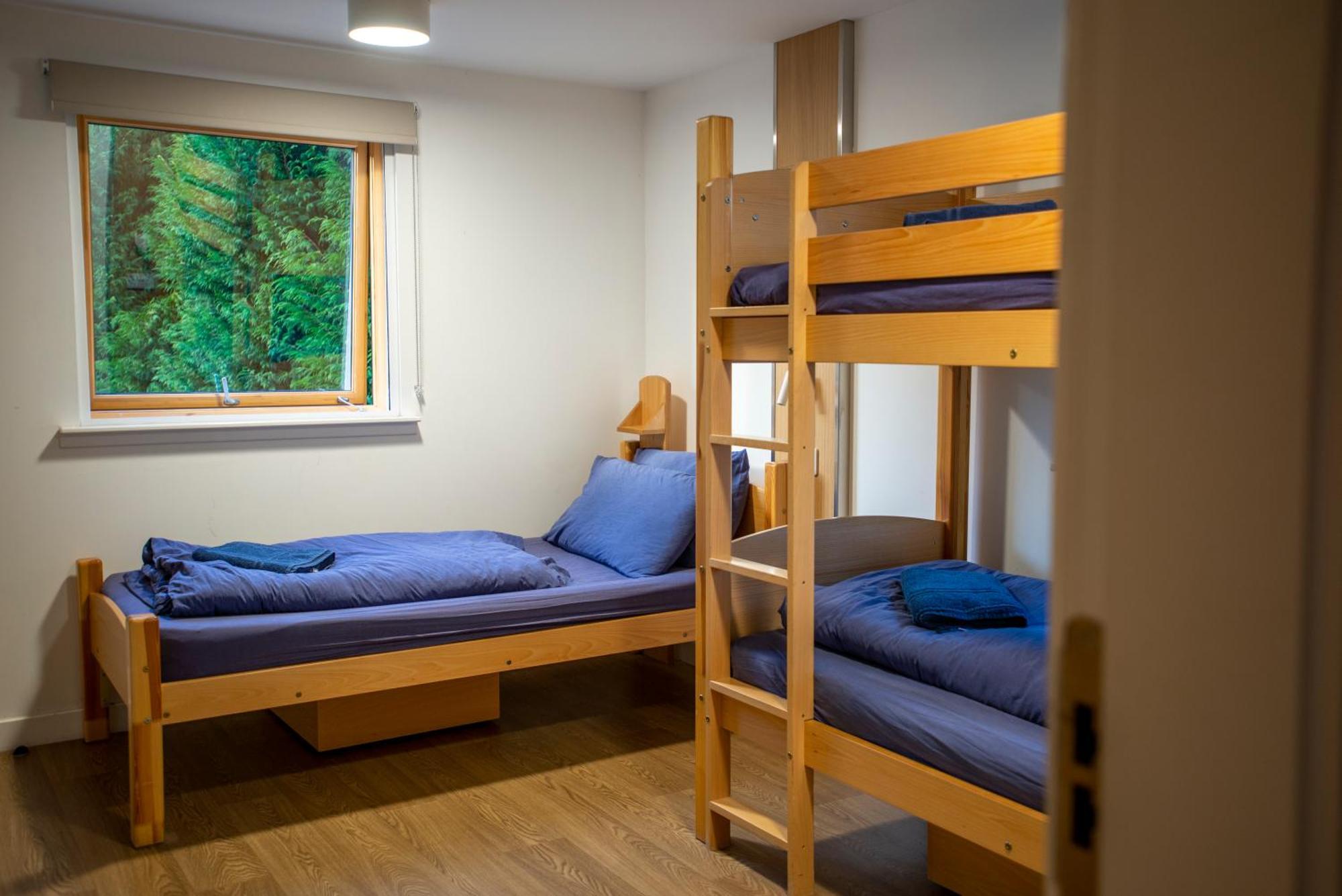Glen Nevis Youth Hostel Форт-Уильям Экстерьер фото A bunk room at a hostel