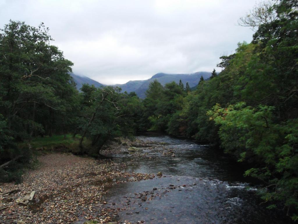 Glen Nevis Youth Hostel Форт-Уильям Экстерьер фото The River Calder