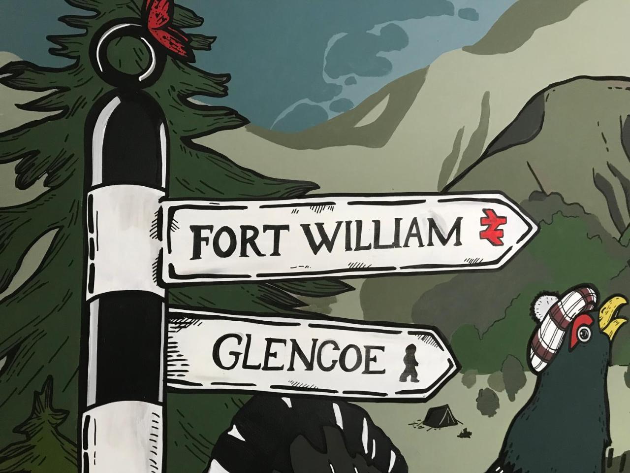 Glen Nevis Youth Hostel Форт-Уильям Экстерьер фото The signpost for Fort William